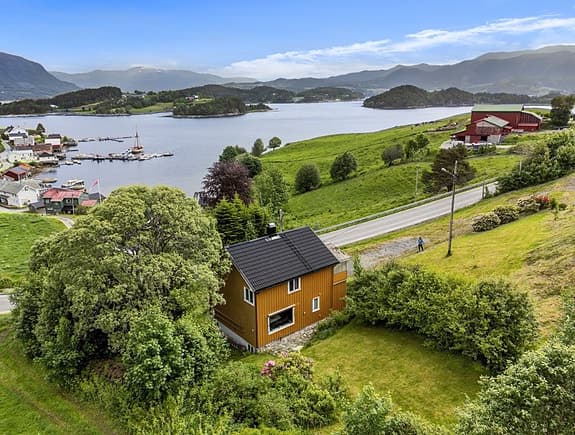 Fritidsbolig med naust, beliggende med nydelig utsikt over fjorden. Nærhet til Otnesbukta. Tak fra 2012. Kommunalt vann.