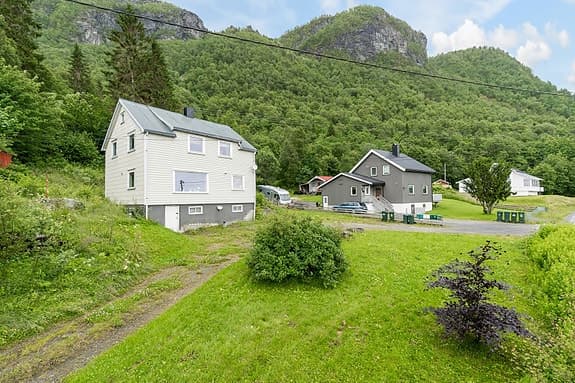 Innholdsrik enebolig med sjønær beliggenhet | Oppgraderinger må påregnes | Fire soverom | Bad fra 2014.