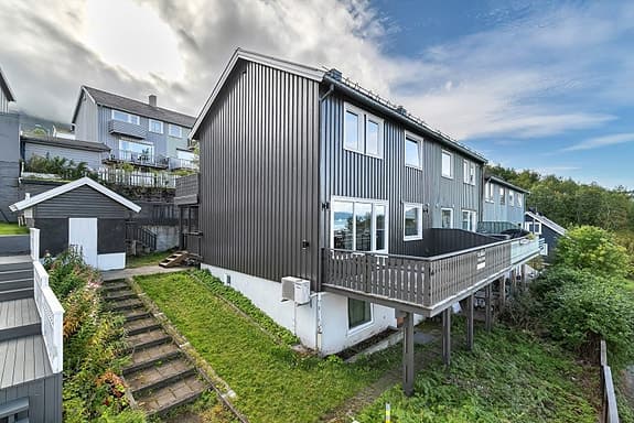 SOLGT - SKAL DU SELGE BOLIG? KONTAKT MEGLER - Rekkehus med 3 soverom, 2 verandaer, utsikt og nærhet til sjøen!