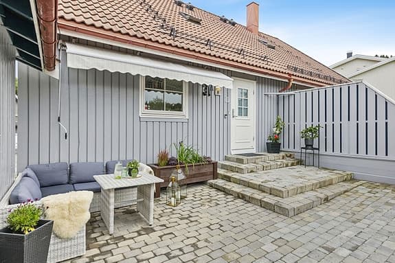 Innholdsrik leilighet over to etasjer med barnevennlig beliggenhet i enden av blindgate. Garasje og gode solforhold.