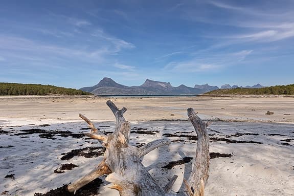 Enebolig med stor tomt og flott beliggenhet nær sjø og strender - 4 soverom og gode solforhold