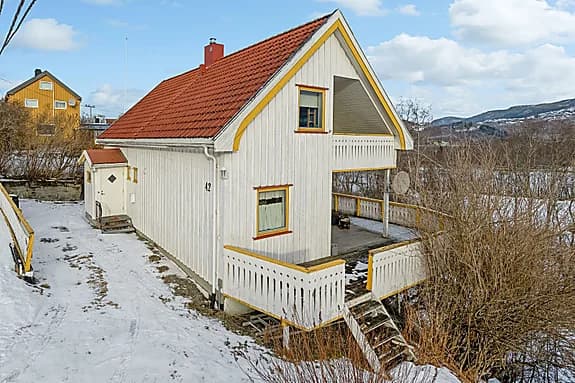 Innholdsrik enebolig i et familievennlig nabolag. Kort vei til Melhus sentrum og buss direkte til Trondheim sentrum.