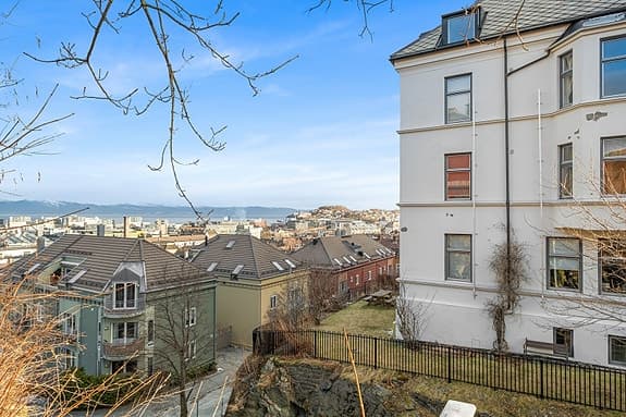 Sentral og praktisk leilighet i 4. etasje, med fantastisk fjordutsikt | Kjøkken TG1 | Nært NTNU & BI | Ingen dok.avgift