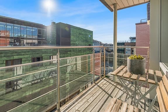 Sentral & moderne 2-roms selveier i 6. etg, med sørvendt balkong | Felles takhage | Lave felleskostnader