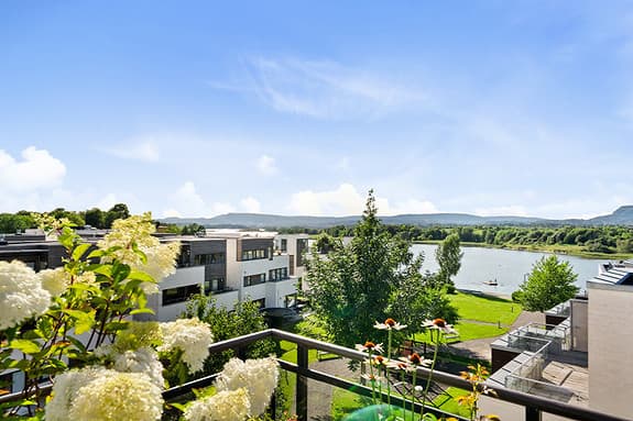 Unik 4-roms toppleilighet på 189m² over en flate. Privat vestvendt terrasse på 50m² med sjøutsikt. 2 garasjeplasser m/el