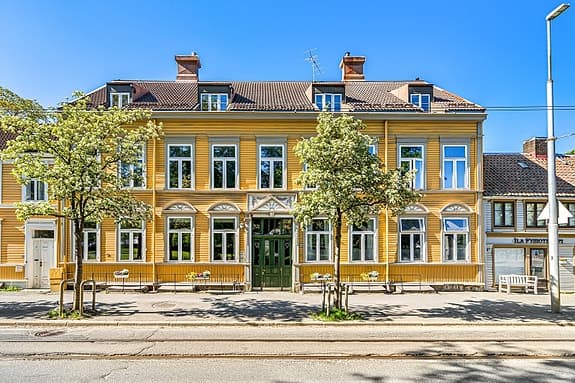 Pen & innholdsrik 4-roms selveier på 94m². Flott bygård m/ god takhøyde & utsikt mot Ilaparken. Omfattende oppusset 2017