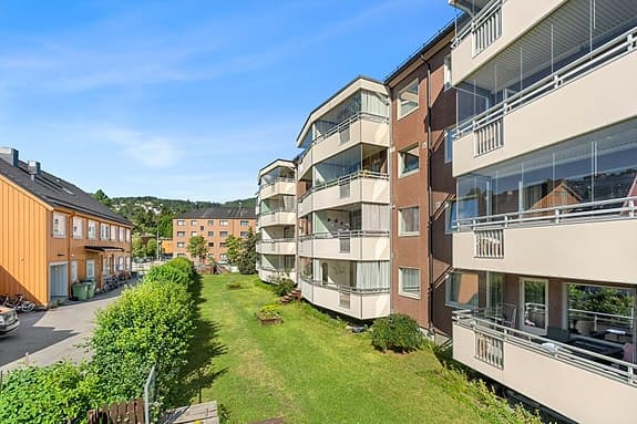 Sentral & lys 3-roms leilighet med ettertraktet beliggenhet i Ila | Sørvendt & innglasset balkong | Moderniseringsbehov