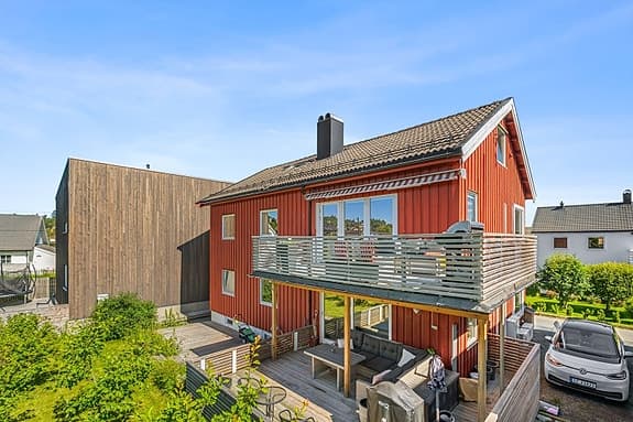 Pen & innholdsrik halvpart med utleie & kr. 10.100/mnd | Skjermet beliggenhet & solrik balkong | Betydelig oppusset 2017