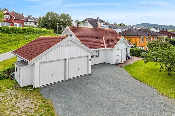 Innholdsrik familiebolig i et veletablert og barnevennlig område | God planløsning | 5 soverom | Solrik beliggenhet!