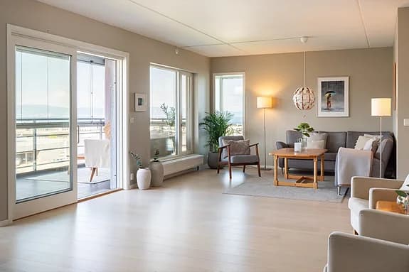 Fantastisk toppleilighet med eksepsjonelle sol- & utsiktsforhold | 2 bad & vaskerom | Walk-in | Heis | P-plass i kjeller