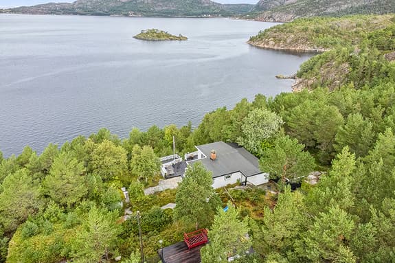 Ferieparadis med stor hytte, 2 anneks (ett med innlagt vann), båtnaust og vidstrakt fjordutsikt. Solrikt og usjenert.