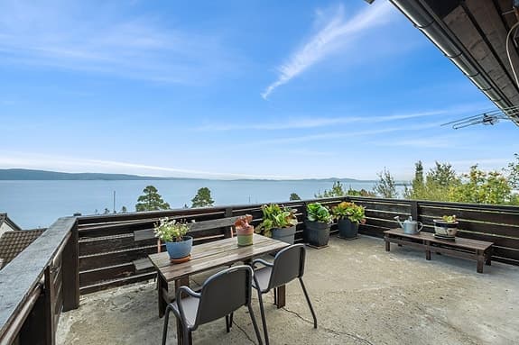 Innholdsrik halvpart på 163 m² med fantastisk fjordutsikt |4 sov & 2 bad | Egen inngang til sokkel | Moderniseringsbehov