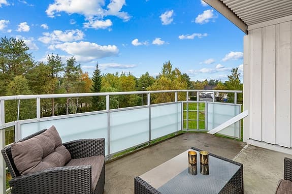 Gjennomgående flott 3-romsleilighet | Toppetasjen | Skjermet vestvendt balkong | Carport | Sentralt og populært område