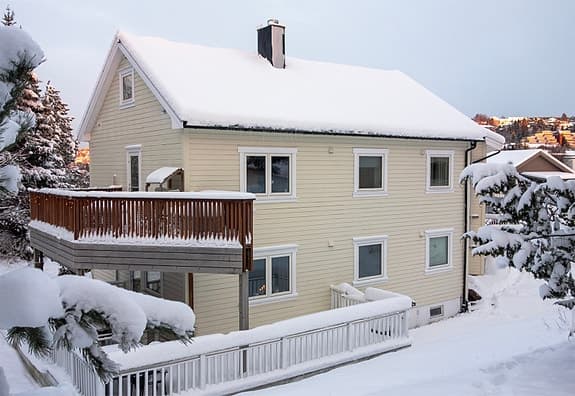 Moderne 4-roms halvpart/leil over to plan med solrike uteplasser, parkering i carport og familievennlig beliggenhet