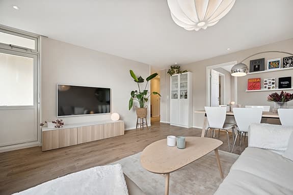 Tiltalende & lekker 2-roms i veldrevet B/L med lav fellesgjeld | Sørvendt balkong | Walk-in-closet | Bad fra 2015