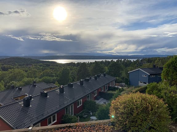 Stor og moderne 4-roms leilighet i toppetasje med nydelig fjordutsikt!| Romslig terrasse på 12 kvm| Garasjeplass med EL
