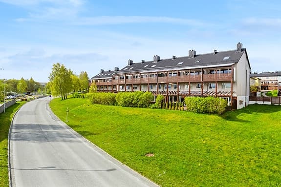 Attraktiv 4-roms over to plan i populært BRL. To bad & ekstra WC-rom. Kjøkken fra 2020. To markterrasser & utebod.