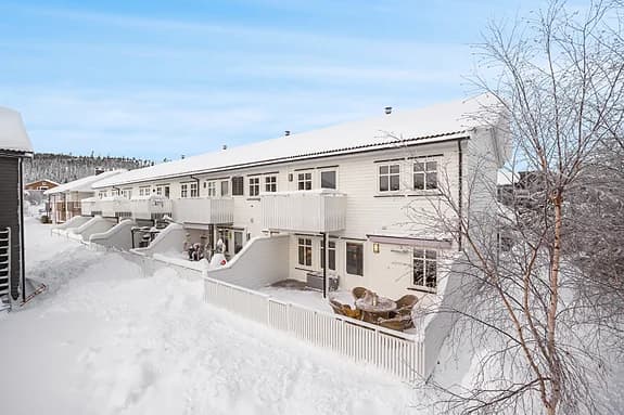 Innbydende enderekkehus i et familievennlig & attraktivt område | 3 sov | P-plass m/lading | Solrike uteområder