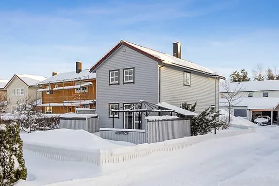 Innholdsrik enebolig i kjede på solrik hjørnetomt | 4 soverom | Garasje | Barnevennlig & rolig område | Fjernvarme