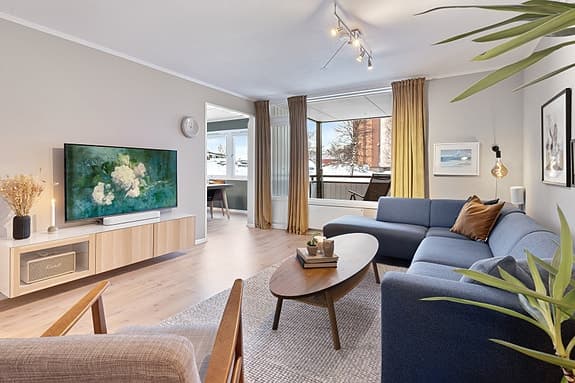 Lys og innbydende 3-roms leilighet i byggets 1. etasje | Solrik veranda og markterrasse | Vedfyring | Ingen dok. avgift