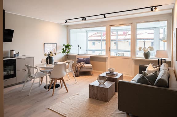 Rålekker og moderne 3(4)-roms toppleilighet. Totaloppusset i 2024. Vestvendt veranda. Utsikt. Nabo til NTNU. Parkering*