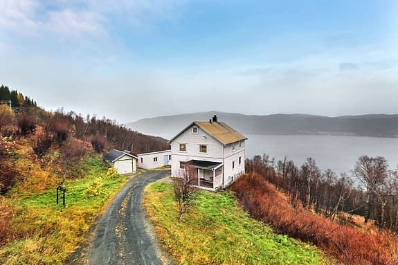 BUD MOTTATT - Stor enebolig med garasje beliggende på Straumsnes med flott utsikt over Rombaken