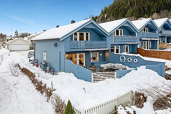 Særdeles innbydende enderekkehus over to plan. 3 soverom. Bad 2016. Kjøkken 2014. Eget vaskerom. Carport m/elbillader.