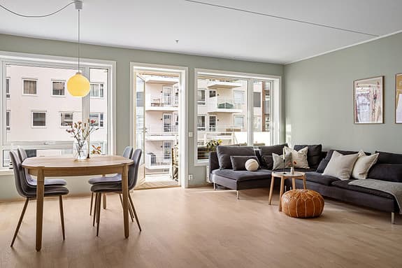 Lekker og gjennomgående 3-roms fra 2019. Stor balkong. Garasjeplass med elbil-lader. Attraktiv