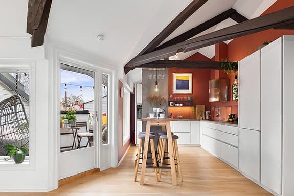 Lys og delikat 3(4)-roms loftsleilighet med takterrasse på 9m² i klassisk bygård - Gulvareal 113m² + hems på ca. 5m²
