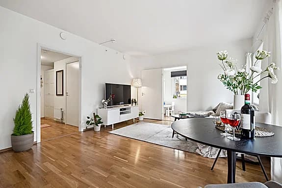 Attraktiv og moderne 2-roms selveier fra 2013. Fast p-plass. Solrik terrasse på 14m². Fjernvarme. Lave bokostnader!