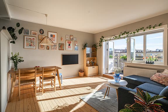 Toppleilighet med fantastiske solforhold. Balkong. Nytt separat kjøkken. Originale tregulv. VV & varme inkl. IN-ordning.