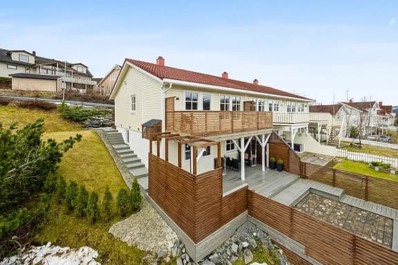 Innholdsrikt enderekkehus i et barnevennlig område | 4 sov | Solrik beliggenhet & flotte uteområder | Garasje m/lader