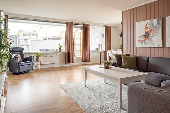 Pen & innholdsrik 3-roms hjørneleilighet i 1. etg. Kjøk 2018, bad 2014. Romslig terrasse på 28m². Parkeringsmuligheter.