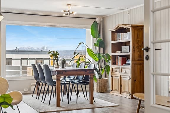 Lekker 3-roms toppleilighet | "Alt" inkl. i felleskostnader | Balkong |Parkering |Kort vei til Gløshaugen