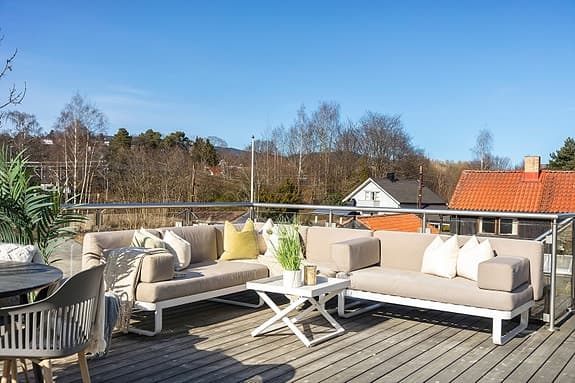 Moderne familiebolig fra 2008 - Solrik hage og takterrasse på 40 kvm - Hybel - Garasje med lader - Peis - Barnevennlig!