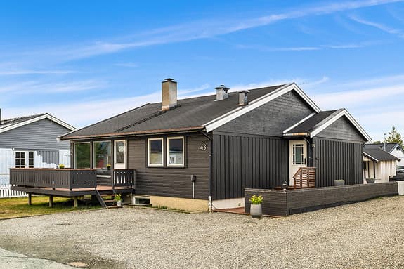 Enebolig med fin beliggenhet ved friområde. Moderne kjøkken. Kjellerstue. Elbil-lader. Kort vei til bhg., skole og buss.