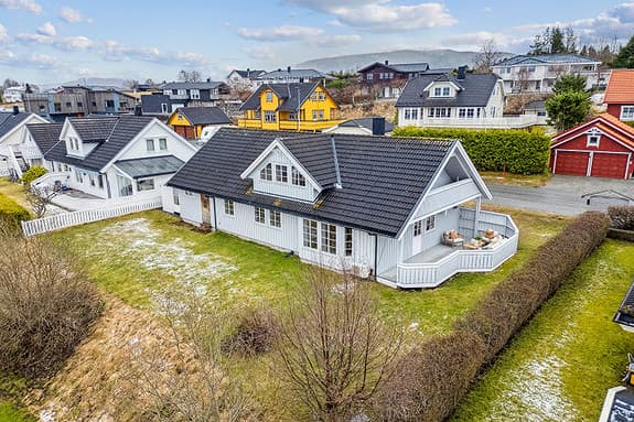 Innholdsrik familiebolig i et veletablert og barnevennlig område | God planløsning | 4 soverom | Solrik beliggenhet!