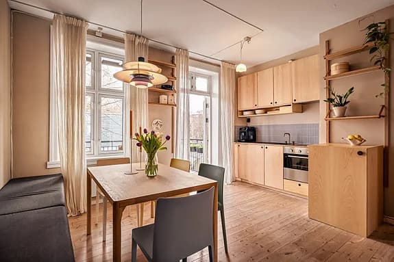Arkitektonisk 3-roms selveierleilighet med flotte detaljer I Stor balkong I Peis I Bad oppusset 2017