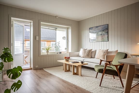 Moderne og innholdsrik 3-roms sentrumsleilighet. Renovert i 2017. Sørvendt balkong på 8m². Kort vei til NTNU!