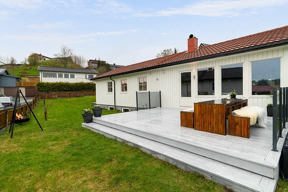 Velholdt enebolig med fin beliggenhet og hage. Kjøkken fra 2014 og oppgradert vaskerom. Carport og garasje.