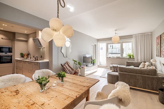Påkostet 3-roms m/sydøstvendt balkong - Skjermet og idyllisk beliggenhet v/parken - Totaloppusset 2019 - Peis - Walk-in