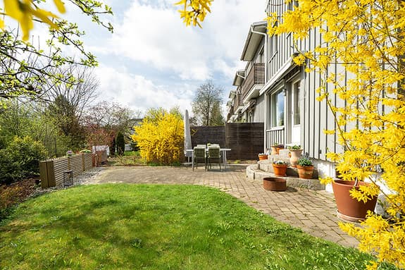 Familievennlig enderekkehus med nydelig uteområde | Moderne kjøkken | Bad 2020 | Attraktiv beliggenhet | Garasje