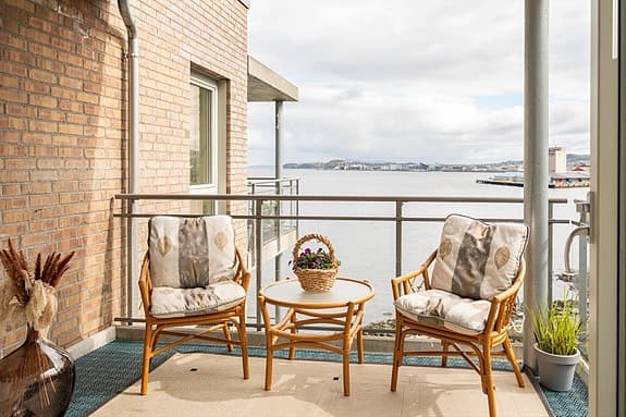 Sjelden 3-roms toppleilighet med fantastisk fjordutsikt | Byggeår 12 | P-plass & heis | Extrakonsept* | Innflyttingsklar