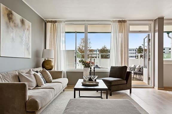 Delikat og nyoppusset 3-roms med peis & solrik terrasse | Omfattende oppgradert i 2024/25 | Kort vei til marka & buss