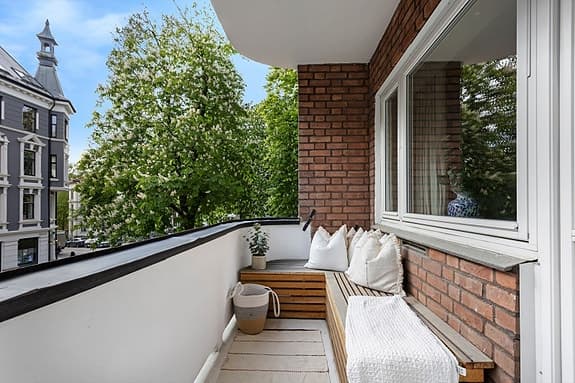 Lys og lekker 5-roms renovert 2019 - Hybel - Heis - Solrik balkong - Peis - Sentral og attraktiv beliggenhet!