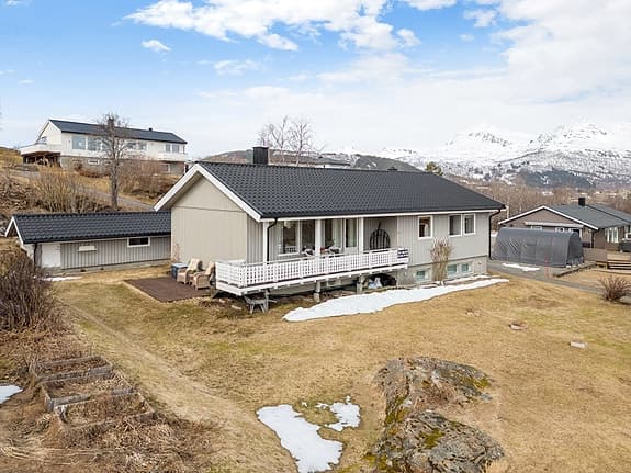 SOLGT - KONTAKT MEGLER INGVE HILSTAD DERSOM DU SKAL SELGE BOLIG - Enebolig med garasje og naust