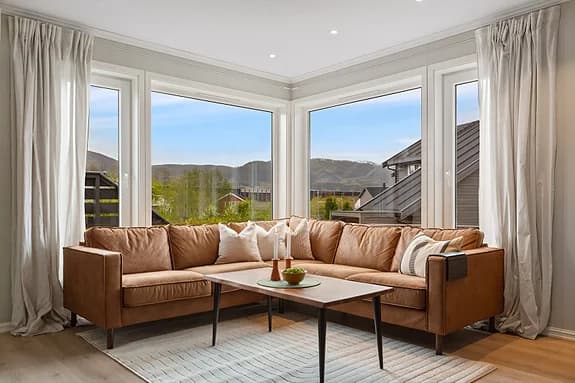 Fint og familievennlig enderekkehus i landlige omgivelser | Store terrasser | To bad | God takhøyde | Loftstue | Vedovn