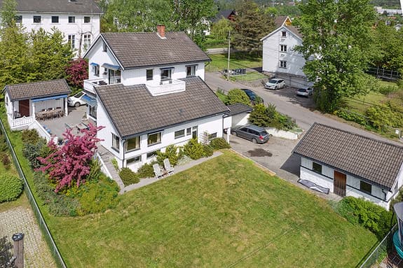 Hel horisontaldelt tomannsbolig over 3 etasjer + loft |Moderniseringsbehov|Solrik tomt på ca 1 mål |Utsikt |2 boenheter!