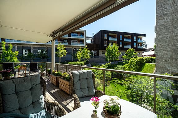Moderne 4-roms hjørneleilighet fra 2020 | To bad | Nydelig balkong 26 m² | Vannbåren gulvvarme | Garasjeplass m/ lader