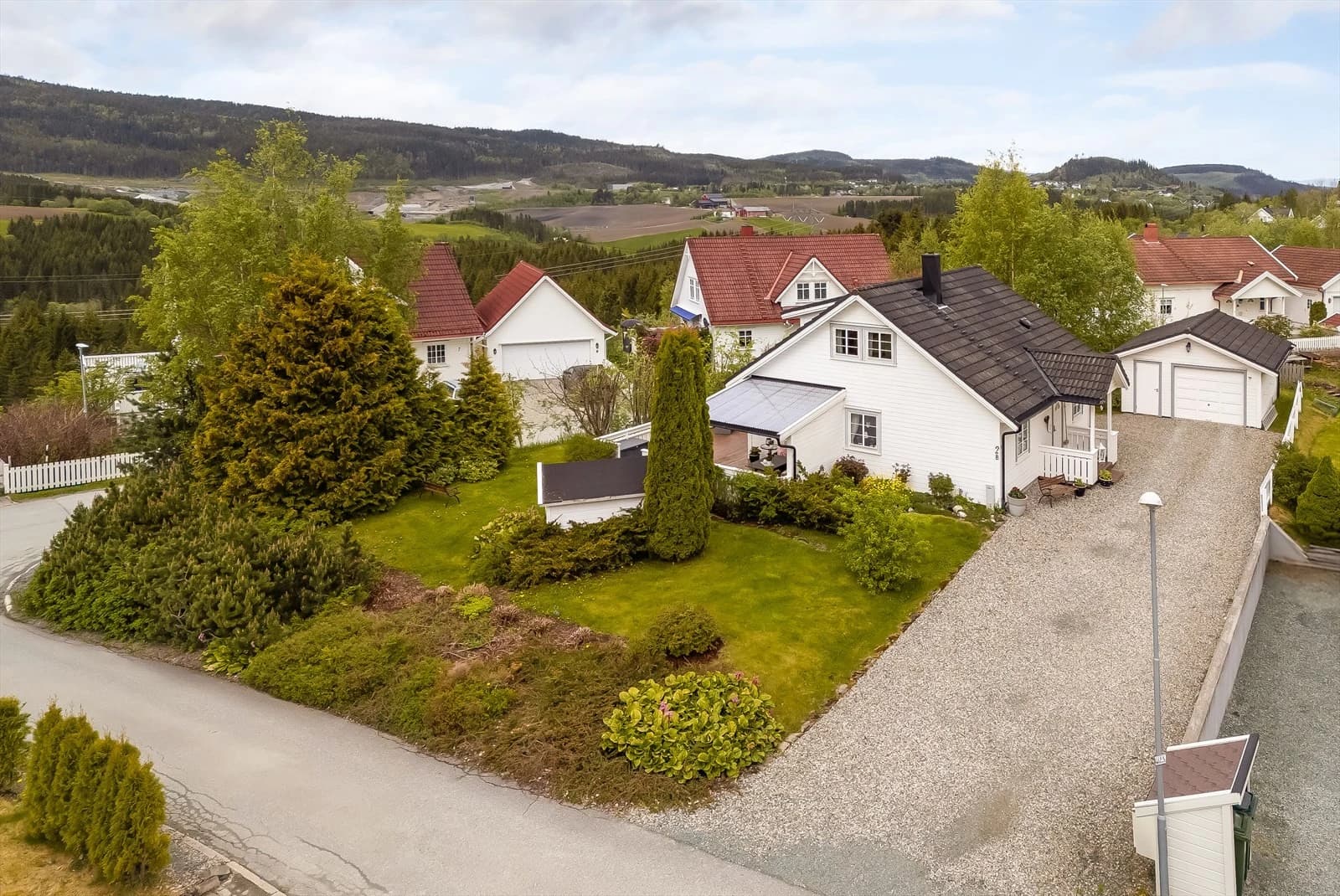 Velholdt og innholdsrik enebolig fra 2000. 4 soverom. Solrik tomt på 787 m². Garasje. Terrasse på 46m². TG 1 på 15 pkt.